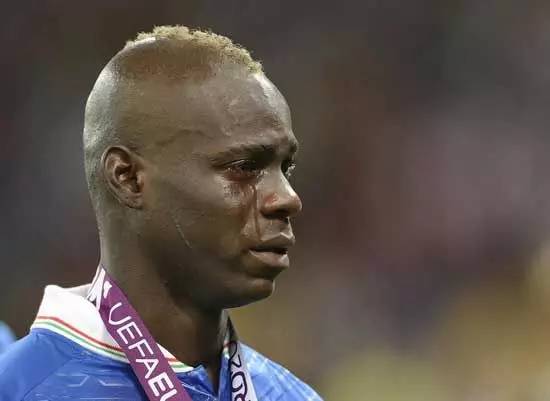 足球迎来了一个最让人遗憾的告别,足球那些感人的事