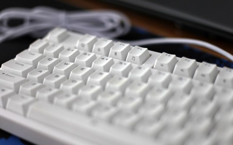 外设也要有“钛度”，召唤师白色茶轴机械键盘评测