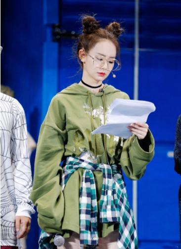 卫衣牛仔裤棉服白鞋,少年感白卫衣牛仔裤