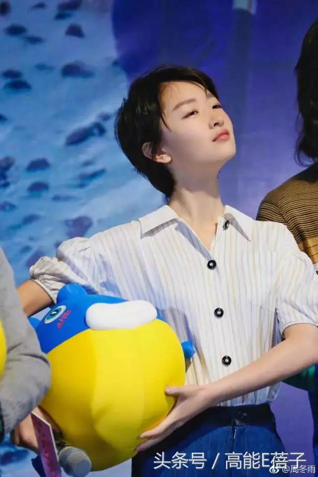 刘亦菲周冬雨出发巴黎时装周,国庆一定要出去浪