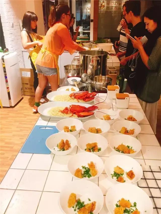 兼职在公司楼下开方便面馆,这可能是文艺青年离开店最近的一次