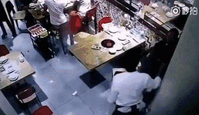 惊恐15秒！火锅热汤洒向小孩后，大人应该怎么办？