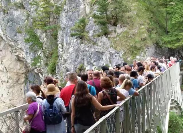 《景区包场指南》：如何在人肉堆里拍出“空无一人”的照片？