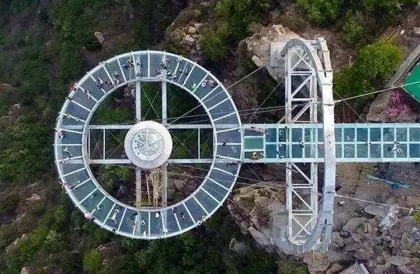 惊险刺激的炸裂玻璃栈道,吓尿玻璃桥视频