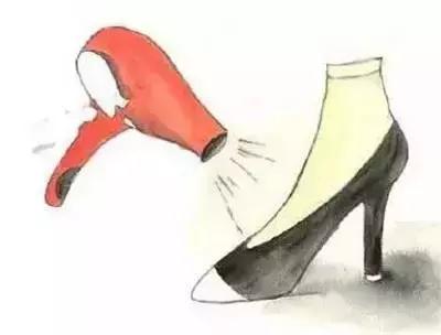 下雨时怎么让鞋子不湿,雨天走路鞋子前面会湿怎么解决