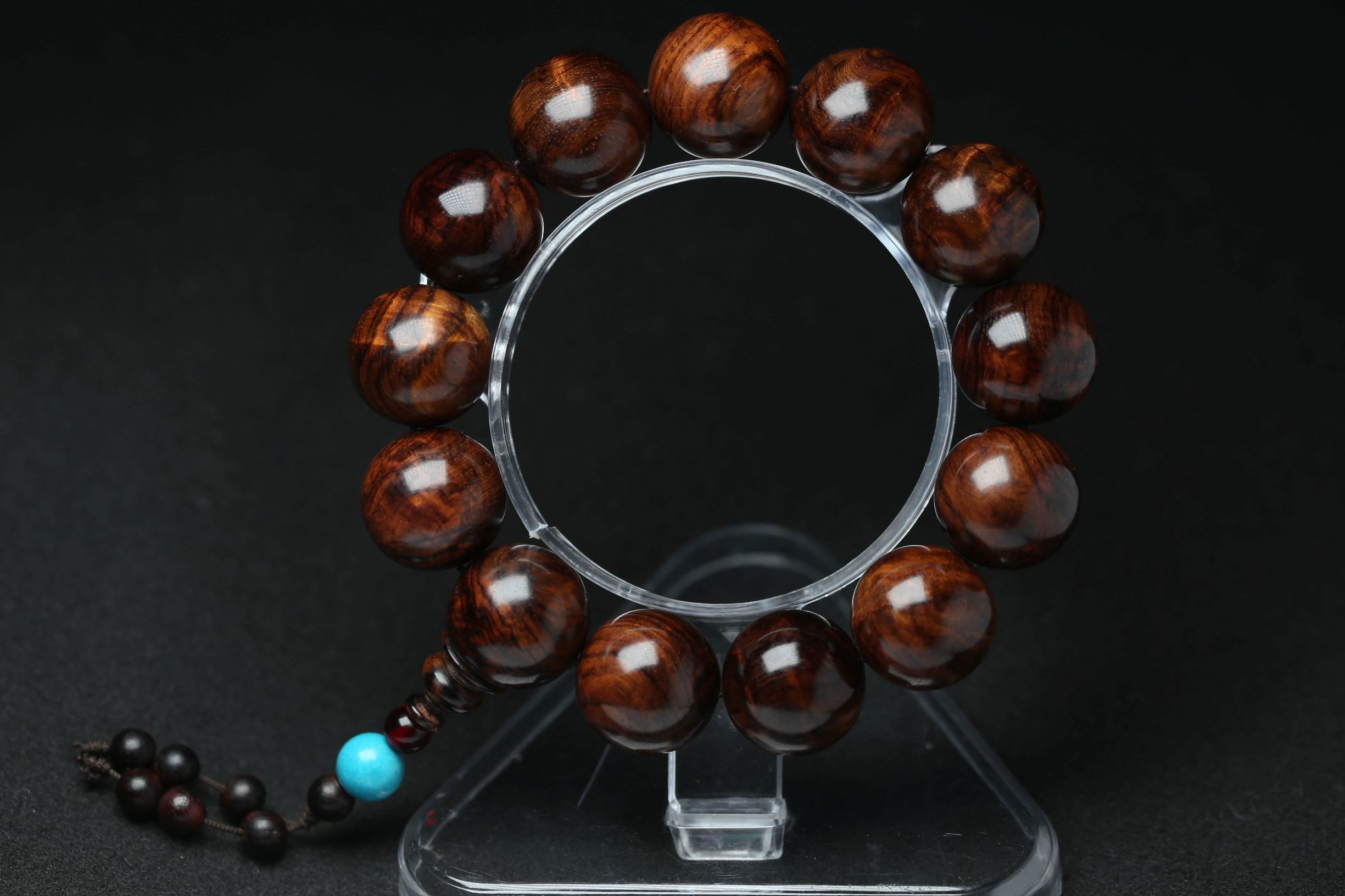 海南黄花梨手串对人体有什么好处,正宗海南黄花梨手串玩出来什么样