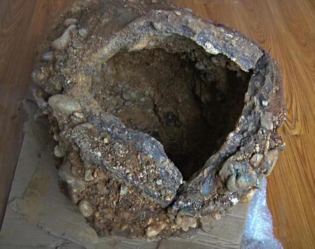 村民挖出亿年怪石,挖出千年巨石洞的视频