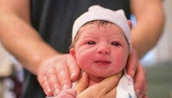 刚出生宝宝被医生夸一脸,妈妈打刚出生小宝宝一巴掌哭了