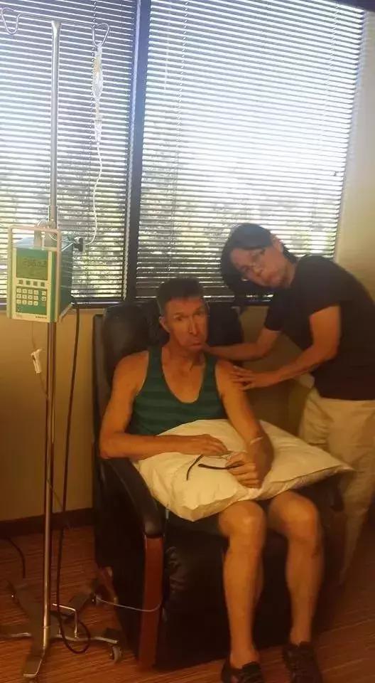 他是一名超市检票员，却依靠神奇画风，给大家带来快乐