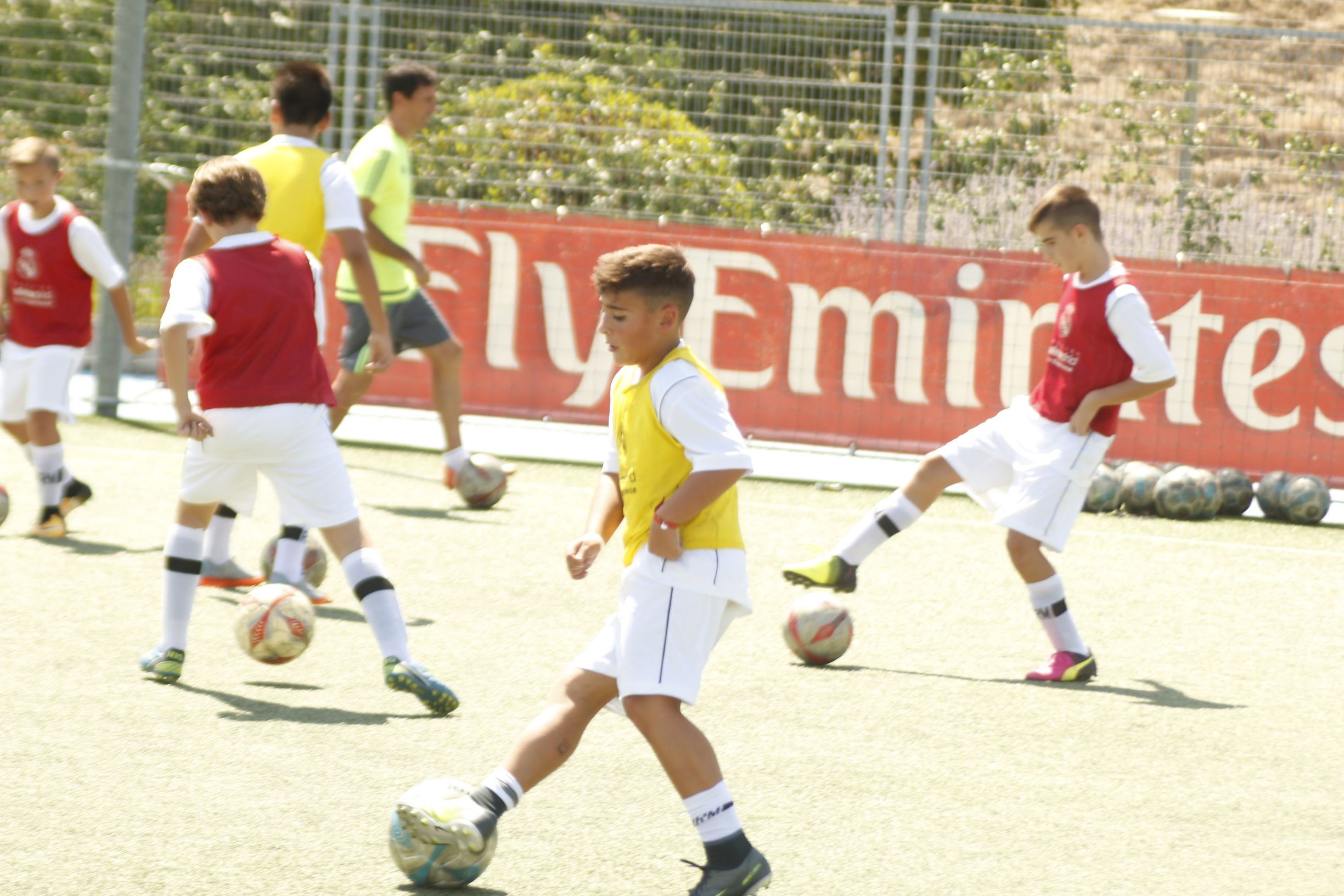 孩子几岁学踢球好,踢足球几岁开始学最好