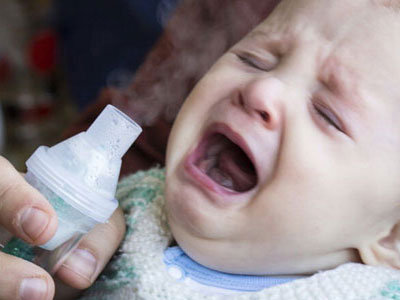 宝宝夜里睡觉突然大哭打挺,满月宝宝半夜哭闹打挺是怎么回事