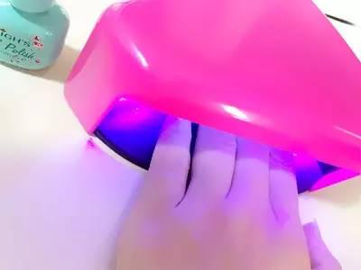 涂甲油胶的正确姿势,涂甲油胶的正确诀窍