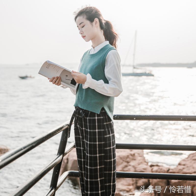 衬衫内搭保暖马甲,衬衣马甲两件套下面怎么搭配裤子