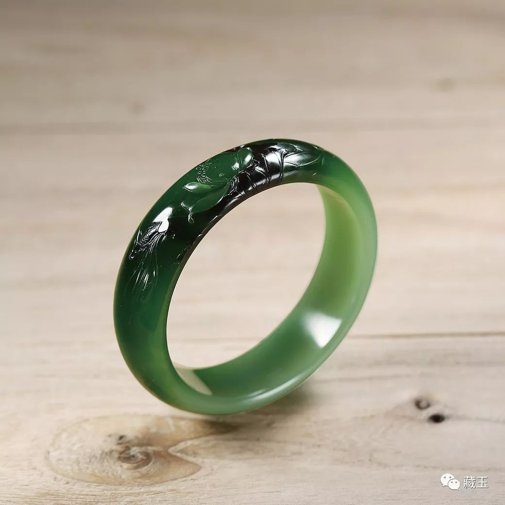 900000块买的玉手镯估价,9000左右的玉手镯