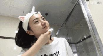 一条颈纹老十岁教你一招淡化,年纪小就有一条很深的颈纹