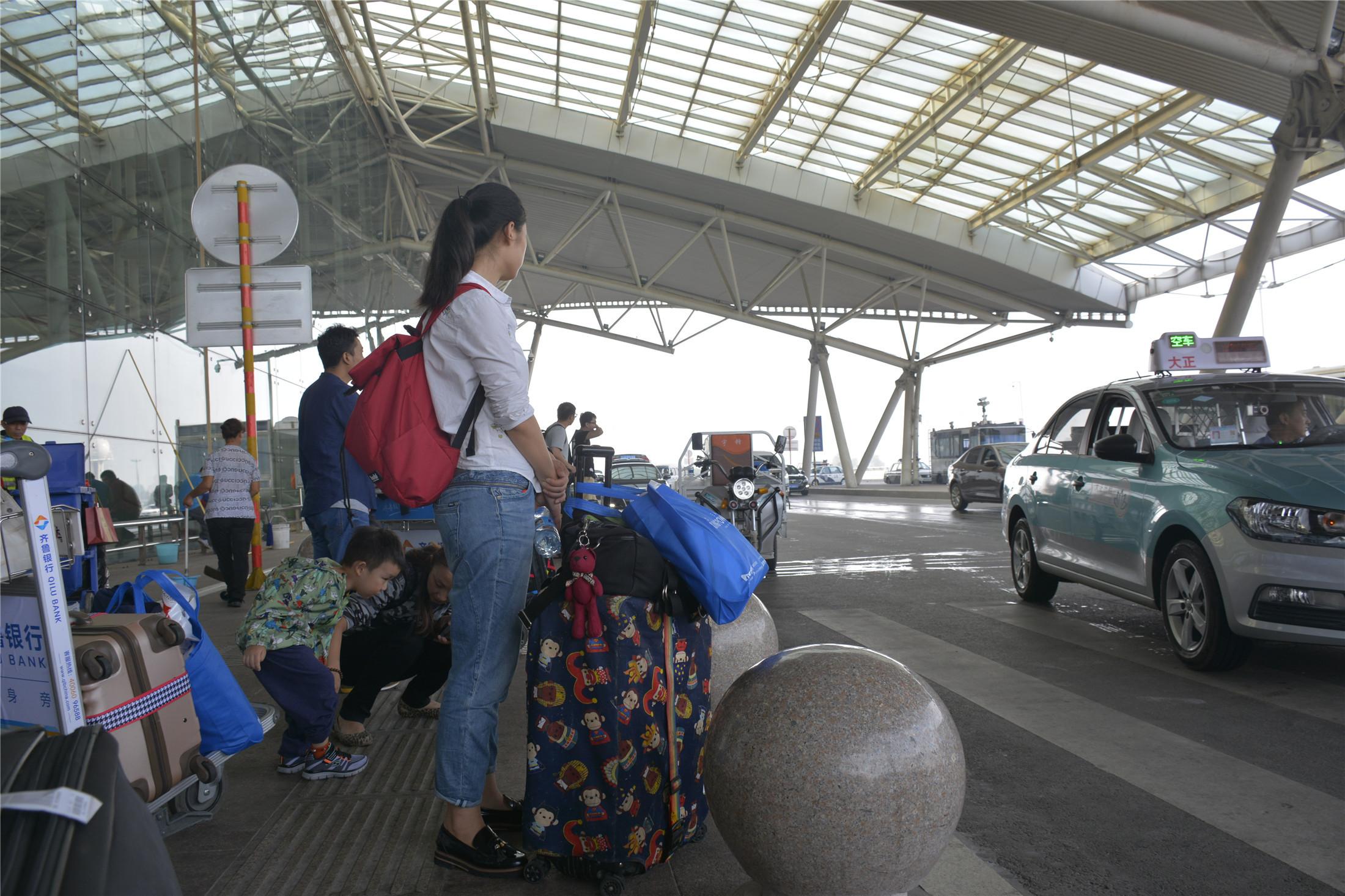 实拍：出境游领队坐飞机上下班机场打顺风车省钱吃快餐