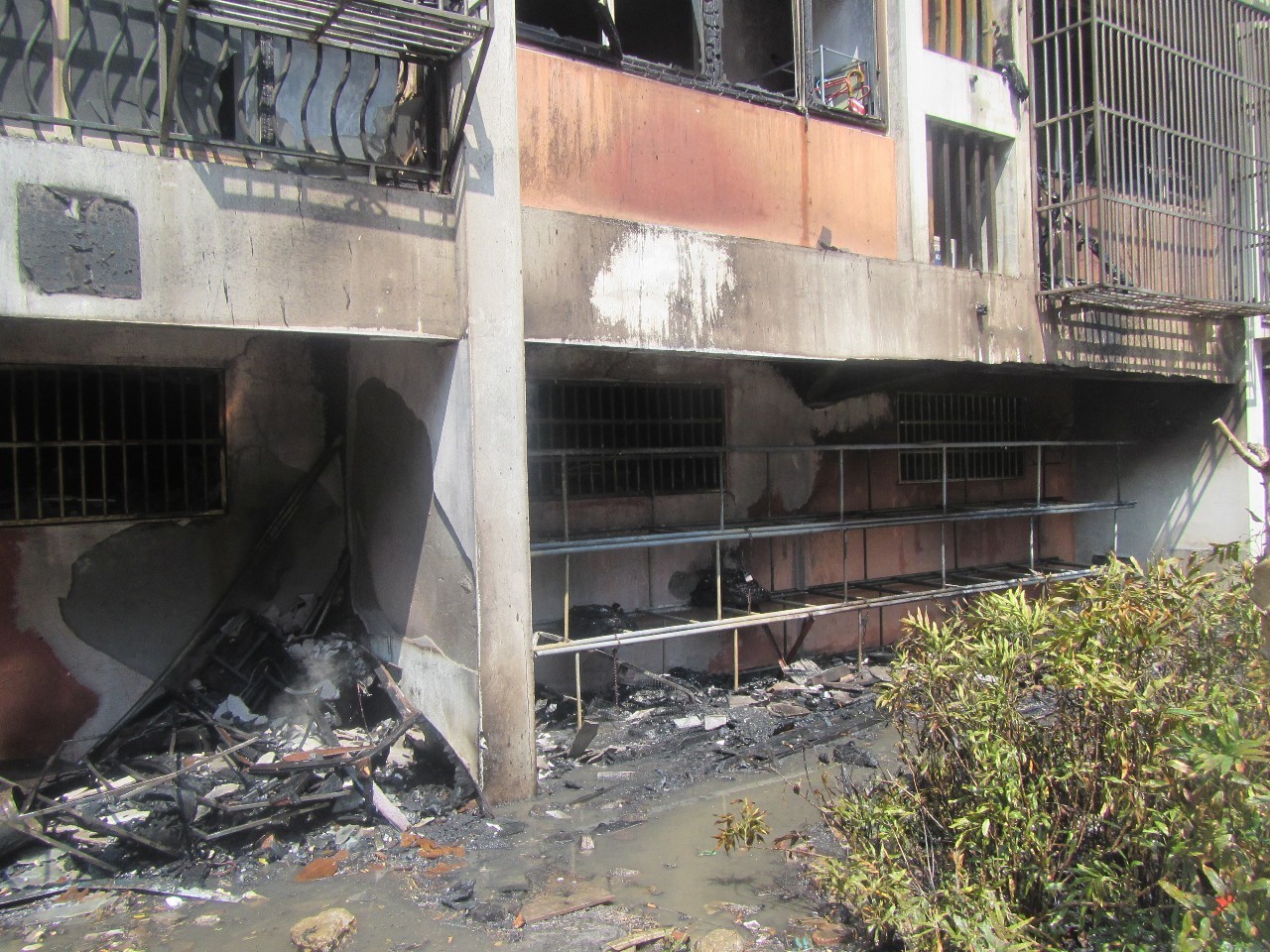 手白剁了？普惠苑一圆通快递车库被烧看完心疼小哥！