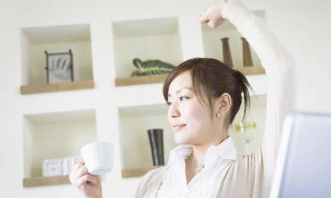 晚上短头发怎么弄早上才会蓬松,晚上编头发让头发变蓬松的办法