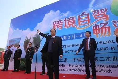 开着小车哼着小曲,开着车哼着歌结果一面包车掉头