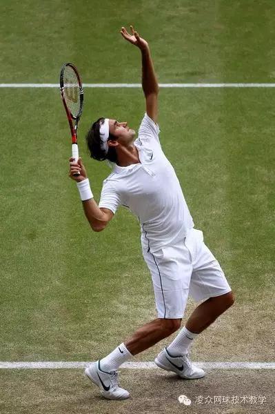 网球发球不流畅纠正办法,网球发球的纠正方法