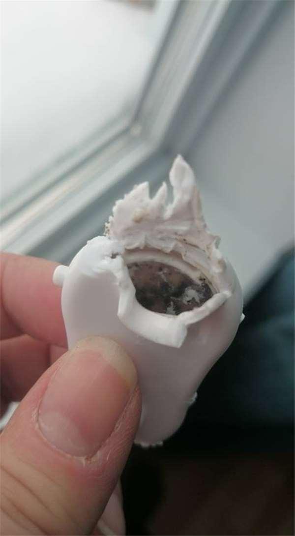 妈妈搞不懂宝宝经常生病的原因，没想到撬开奶瓶吸嘴后下一秒惊呆