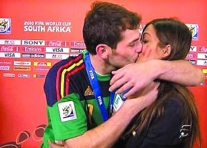 足球运动员高峰现任妻子是谁,足球高峰的老婆是谁