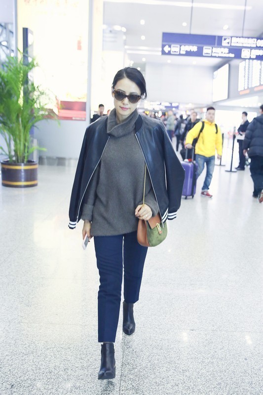 街拍国外夏天最尴尬搭配,2021明星街拍穿搭冬季