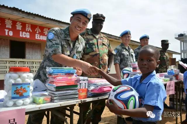 赴马里维和部队开展援助,中国赴黎维和官兵帮助当地学校