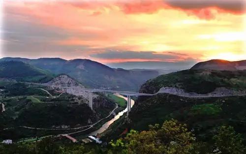 离石林不到20公里的地方,隐藏着昆明人没发现的苗王寨