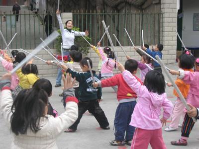 40种自制幼儿体育器械废物利用,幼儿园自制户外体育器械保龄球
