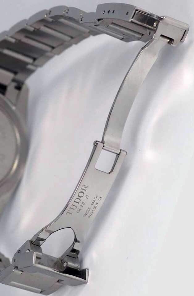 帝舵小黑花看着像劳力士 (帝舵小红花和劳力士logo)