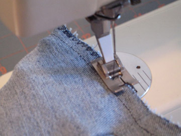 旧牛仔裤改造收纳袋教程,废旧牛仔裤手工改造收纳袋的做法