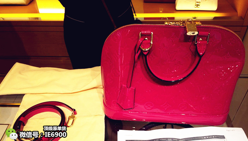 年入百万美女主播欧洲疯狂购买大牌包包，看完觉得她有钱好任性!