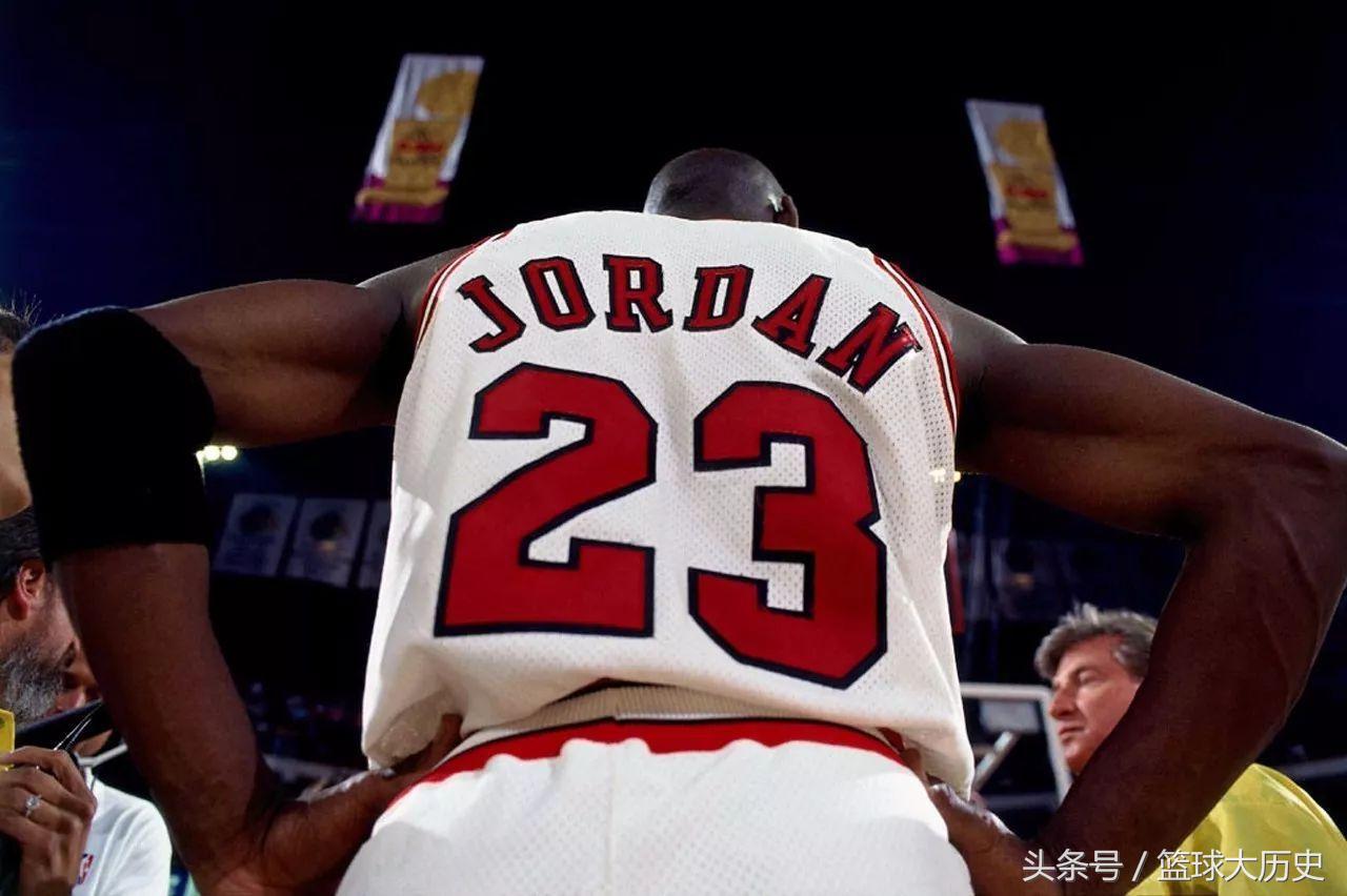 乔丹第一次复出球衣号码,乔丹穿12号球衣砍下49分