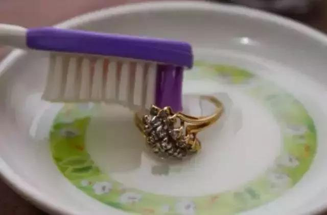 首饰脏了在家怎样清洗,首饰脏了怎么来清洗