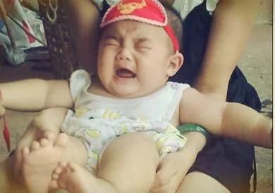 宝宝哭闹不让抱怎么安抚,宝宝闭着眼哭不让把尿怎么办