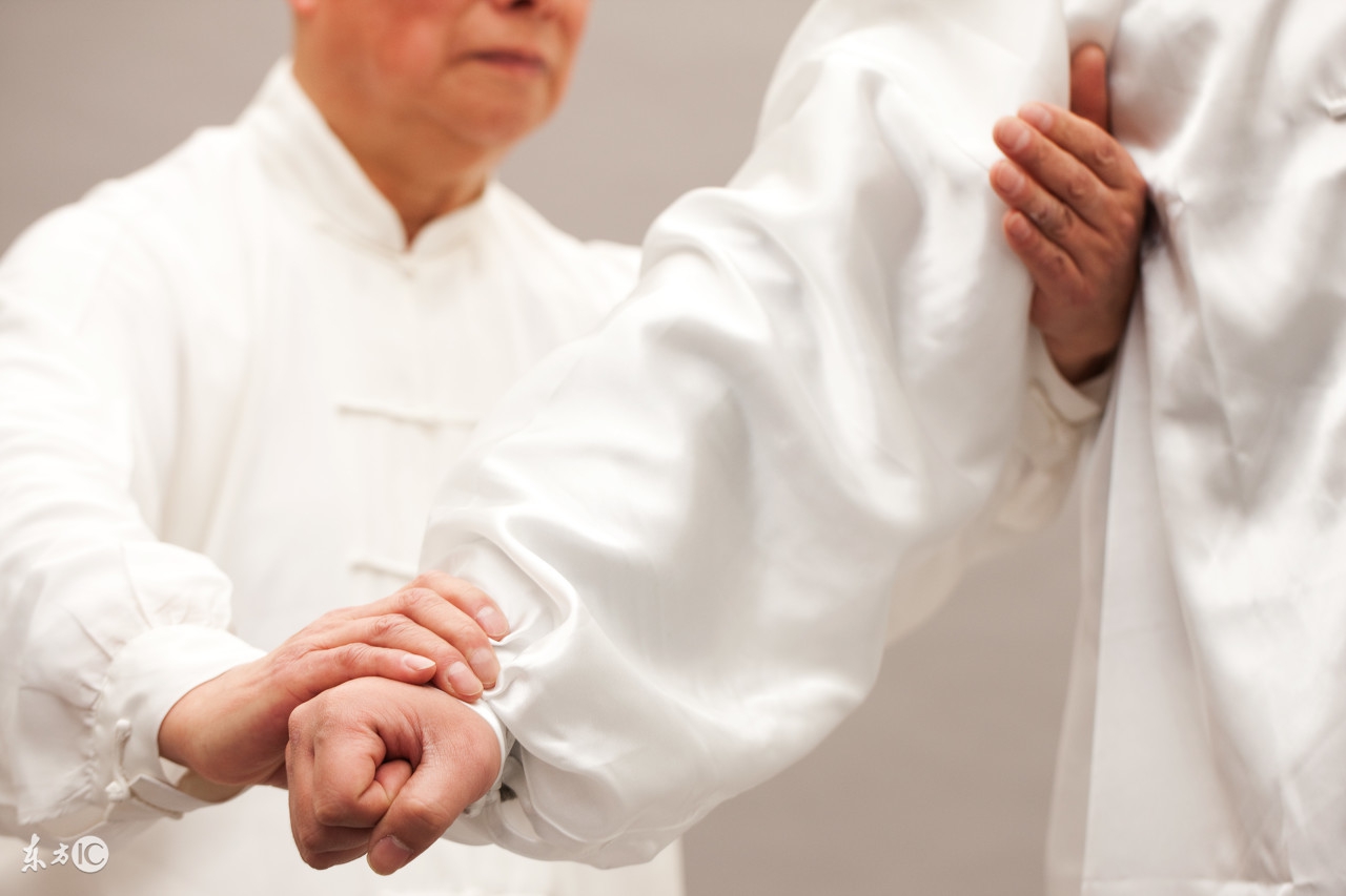 一个动作教你怎么自测身体健康,自己按摩淋巴的正确手法