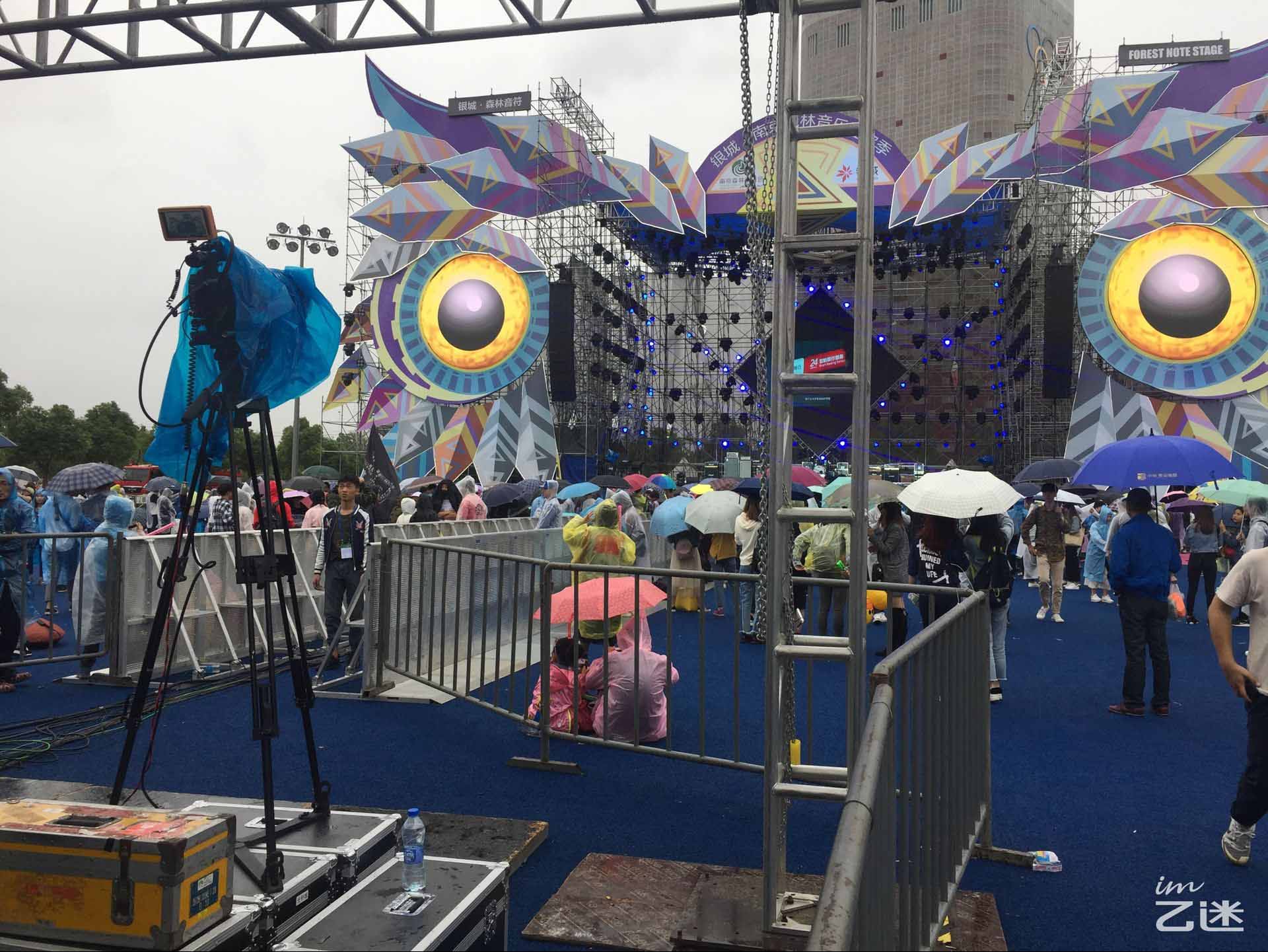 为什么用耳机听音乐，比露天现场好听？