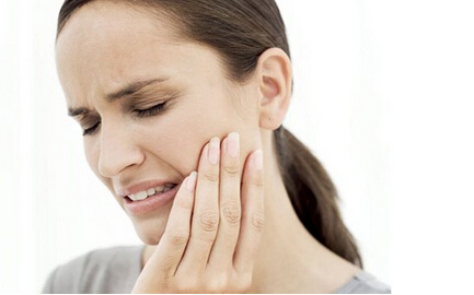 上火嗓子疼有痰牙龈肿痛吃什么药,牙龈疼耳鸣疼痰多咋回事