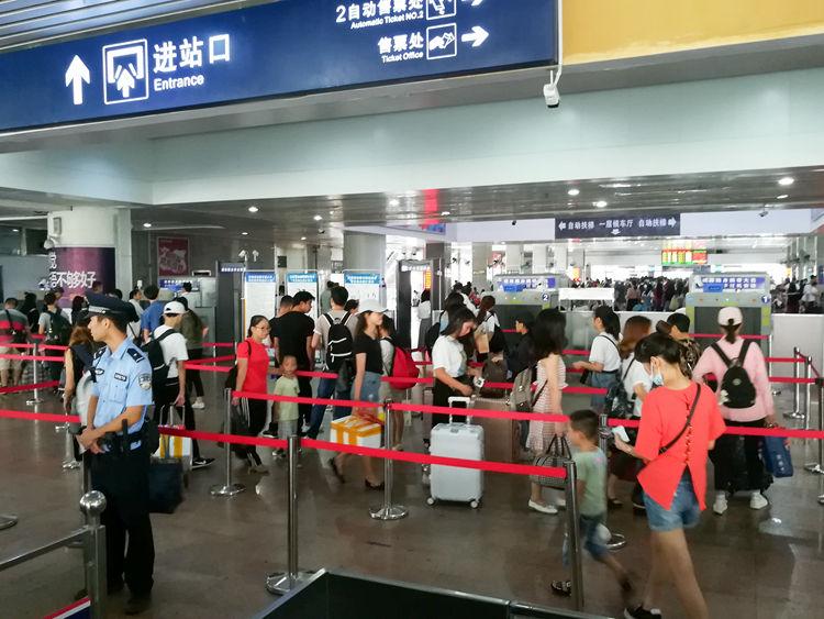 国庆最后一天的北海车站，火车站挤死人，汽车站空寥寥