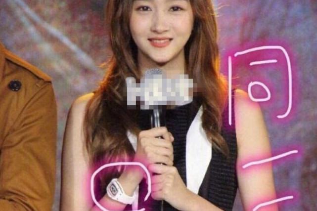 关晓彤和鹿晗戴同款口罩，穿衣品味方面也有同样的爱好！