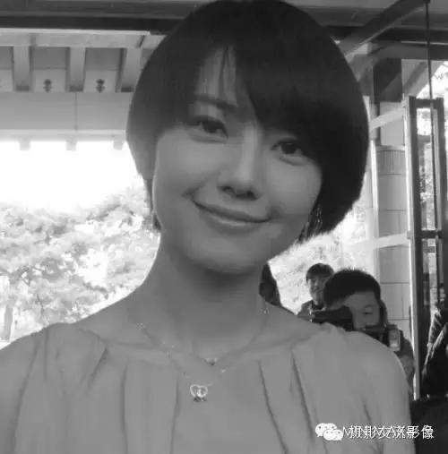 拍照怎么笑得好看又自然不露牙,拍照时如何笑得更好看更自然