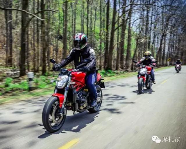 杜卡迪82118款和19款差别,大魔鬼摩托车杜卡迪经典款