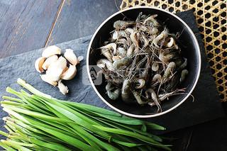 韭苔炒河虾的做法视频,春韭炒河虾家常做法