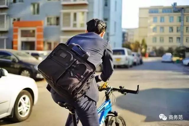 我翻了13个男人的包包，金牛座的男人最爱买买买？