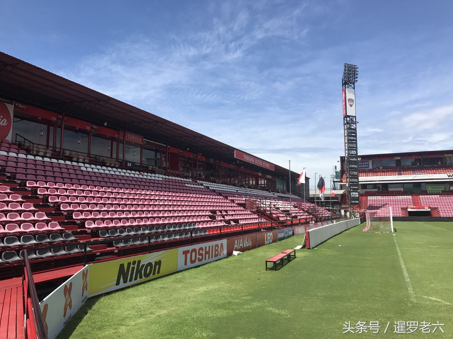 来看看泰超冠军蒙通联的专业足球场，球场漂亮，一点不比中超差！