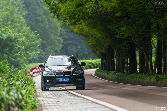 宝马X6,不谈性能如何!自驾遇上大雨还被拍成大片,颜值绝对够!