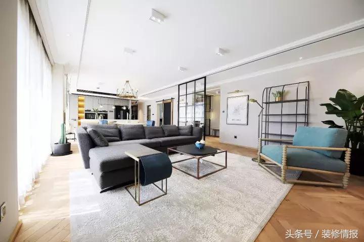 她家竟然有两个衣帽间、两个厨房！