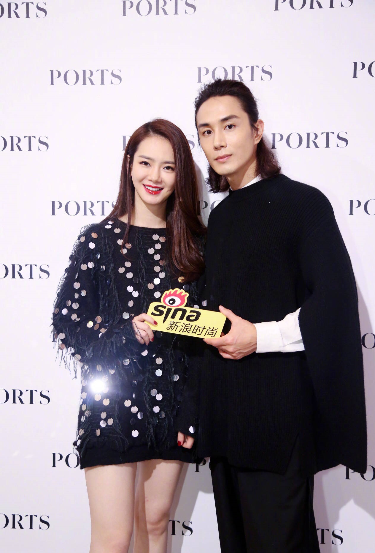 戚薇李承铉刚刚官宣图片,戚薇李承铉出席活动超酷西装