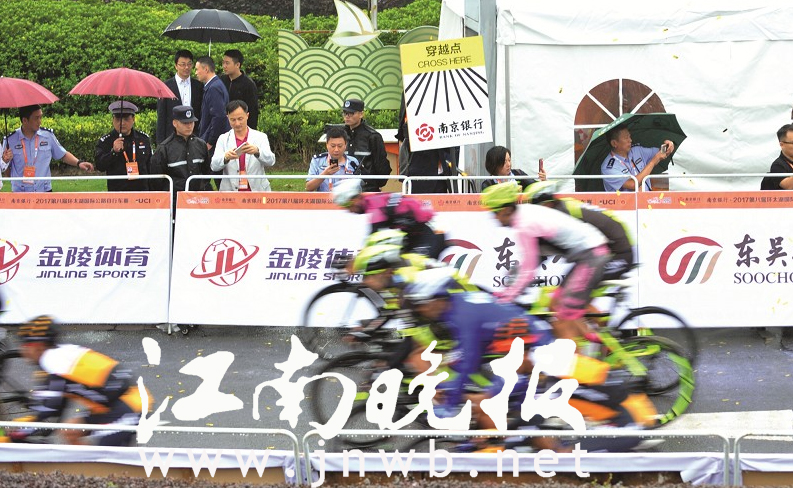 给车手递水壶这活不简单“滨湖绕圈赛”前三名用时均为2分26秒35